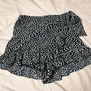 Chic Black and White Patterned Skort